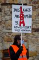 Schild eines Demonstraten: jahreLanges ausBremsen beiM Radwegeprojekt Holler-Montabaur